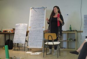 Nora Lohmanns leitet einen Workshop