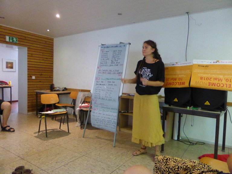 Mira Leiendecker leitet einen Workshop beim Shäffiesingen