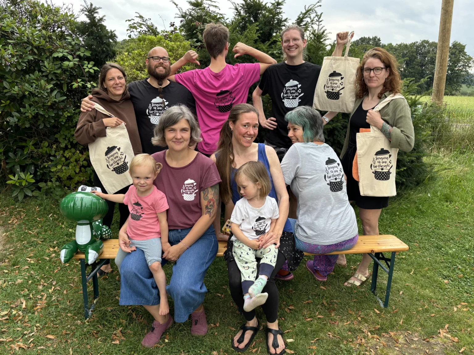 Mitglieder und Unterstützerinnen des NVN nebenan posieren mit handgedrucktem Merch