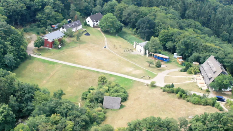 Luftaufnahme des Geländes von Burg Waldeck
