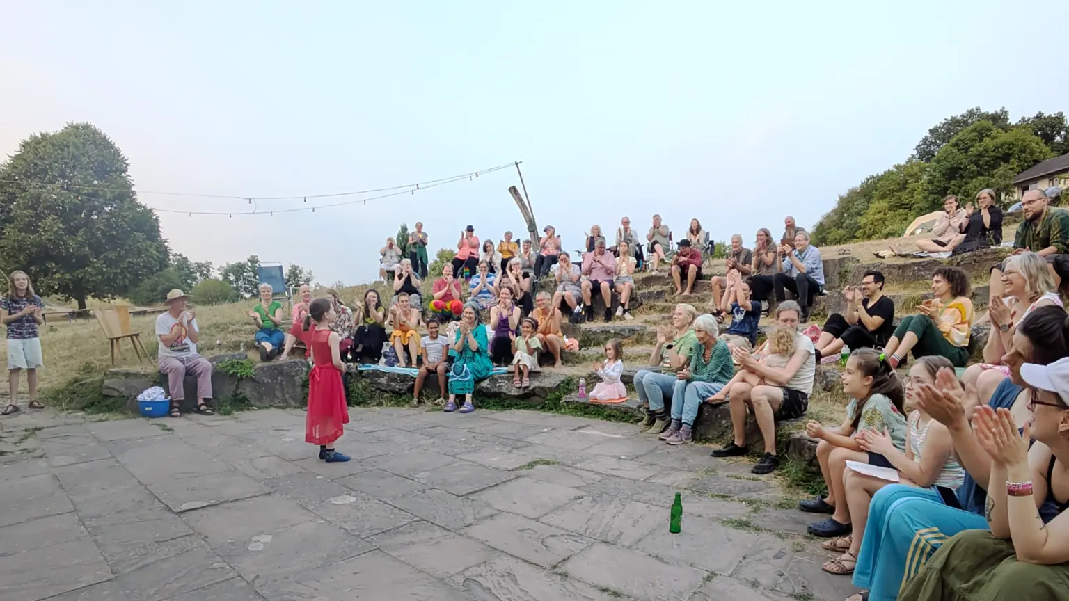 Ein Kind steht bei seinem Cabaret-Beitrag vor einem Amphitheater voll wohlwollender Menschen