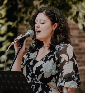 Nora Lohmanns, Chorleiterin und Musikerin